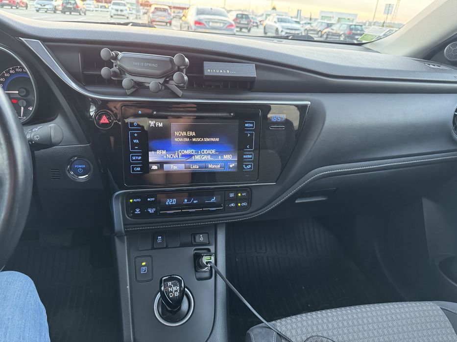 Toyota Auris Touring S. Híbrida + GPL Garantia Toyota Relax até 2027