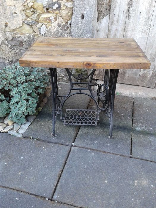 Mesa em ferro e madeira