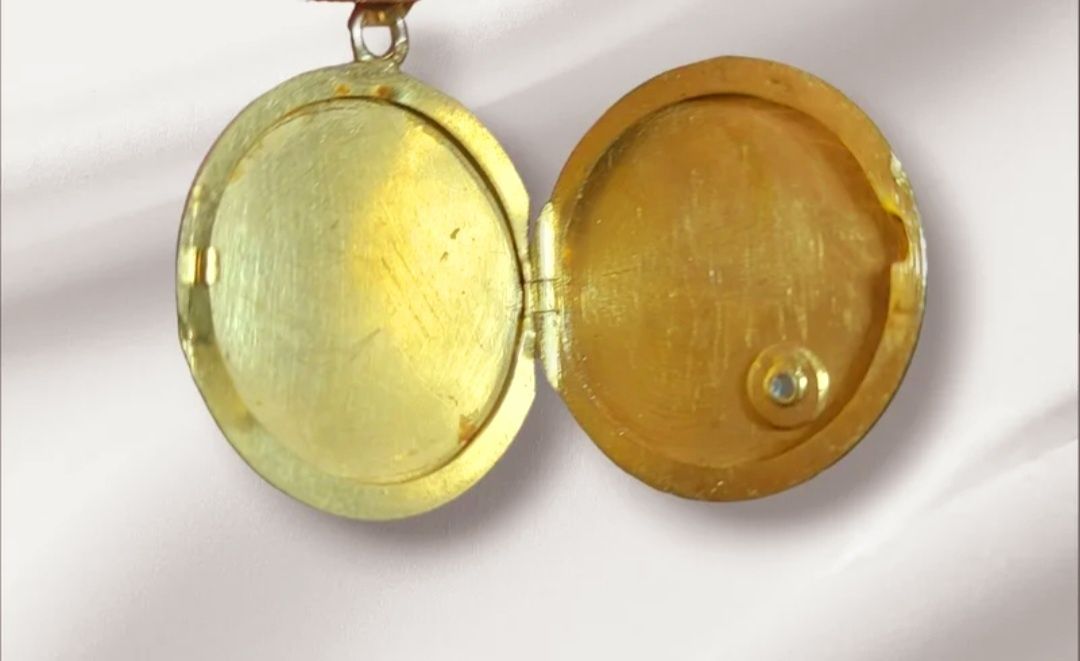 Medalha porta retratos em ouro