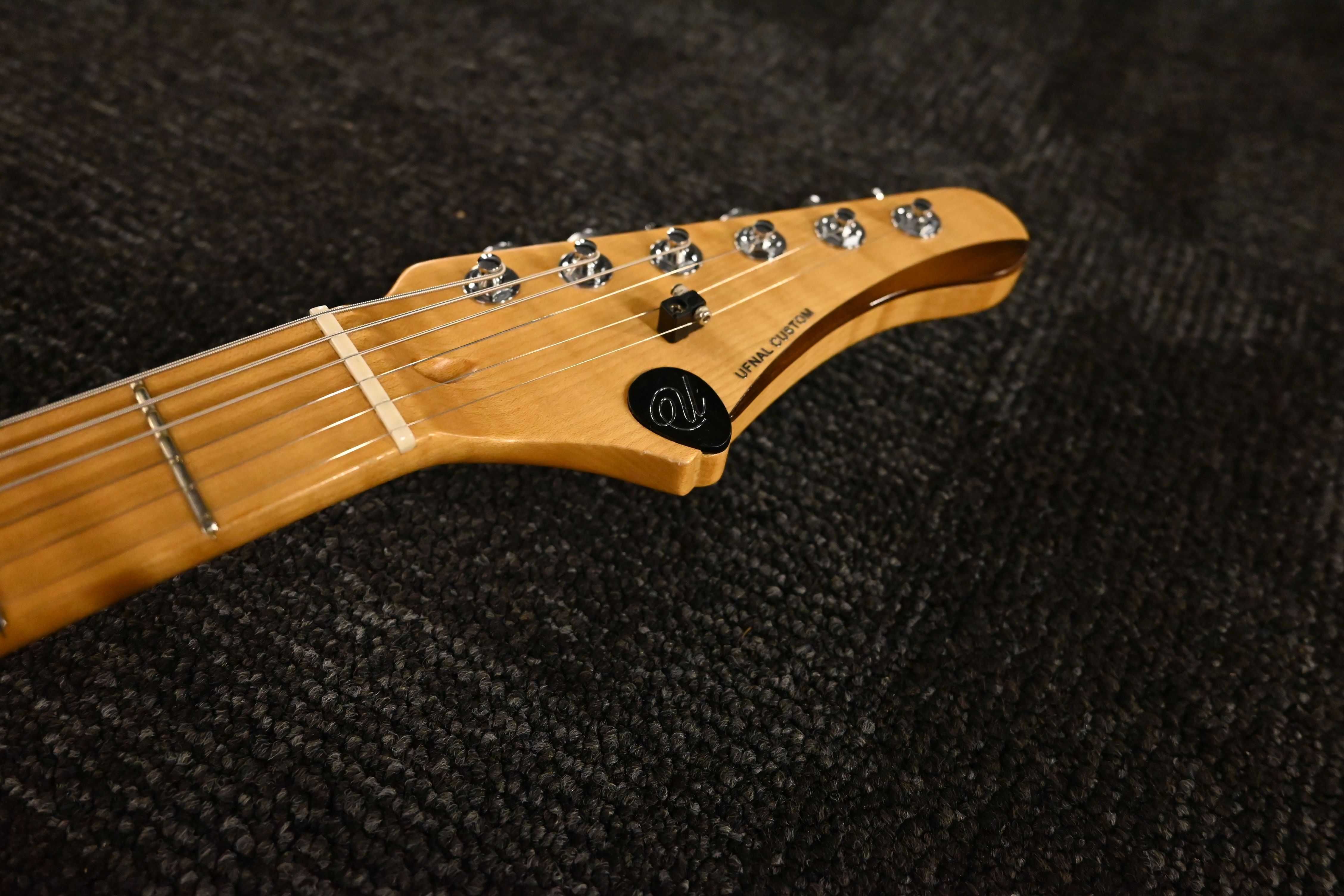 UFNAL Modern Classic Stratocaster, struny Fender