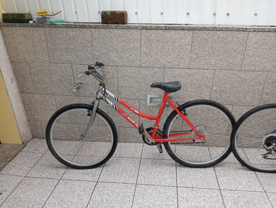 Duas bicicletas em bom estado