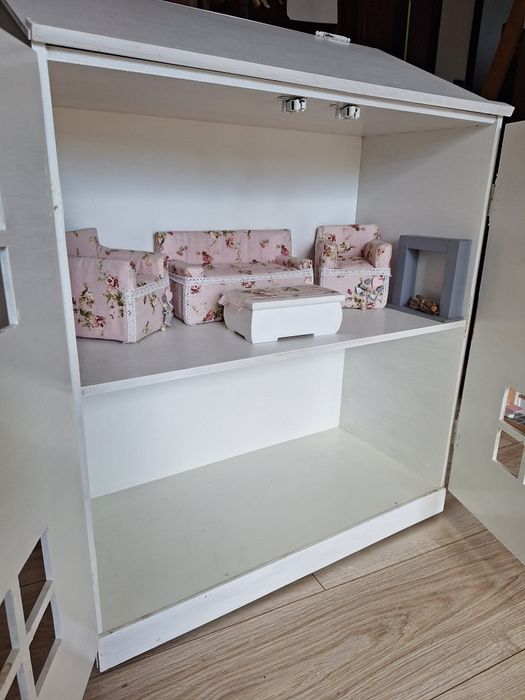 Otwierany domek na kółkach dla lalek, z otwieranym dachem