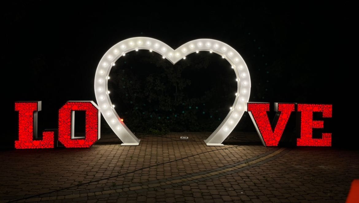 Napis Miłość / Napis Love / Serce/ Ciężki dym / Taniec w chmurach