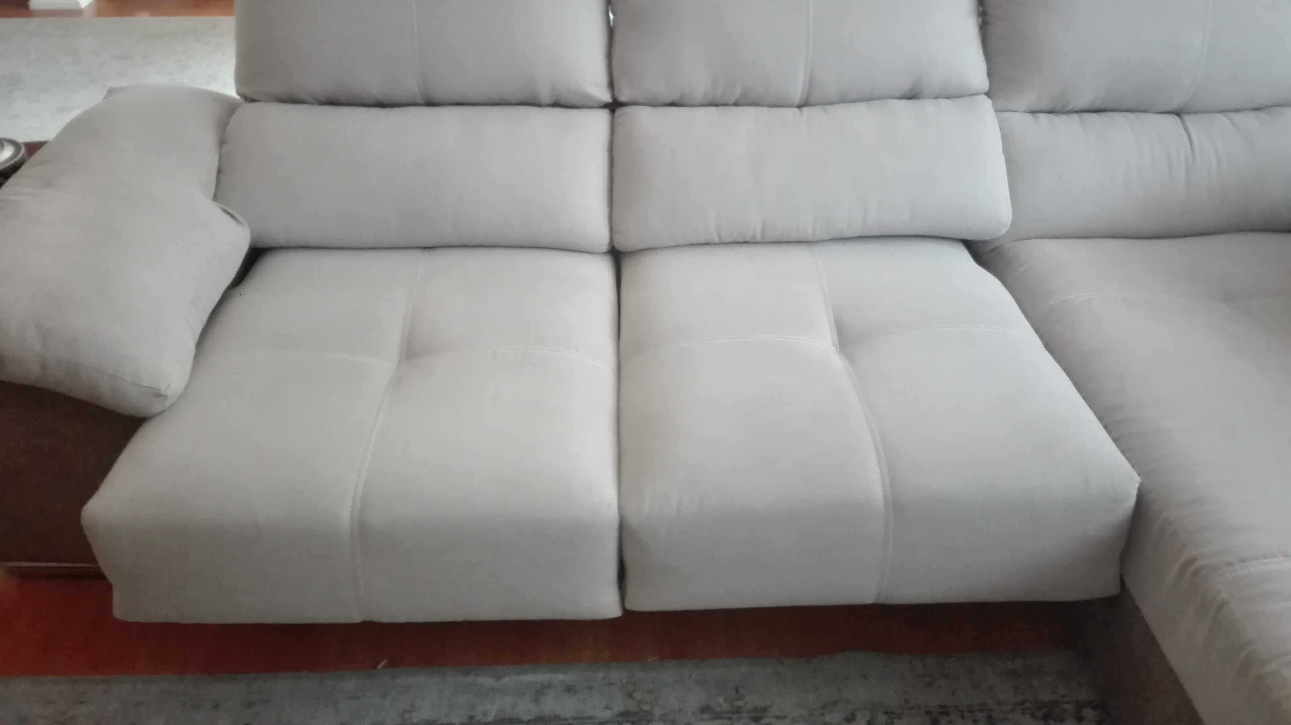 Sofá com chaiselongue direito