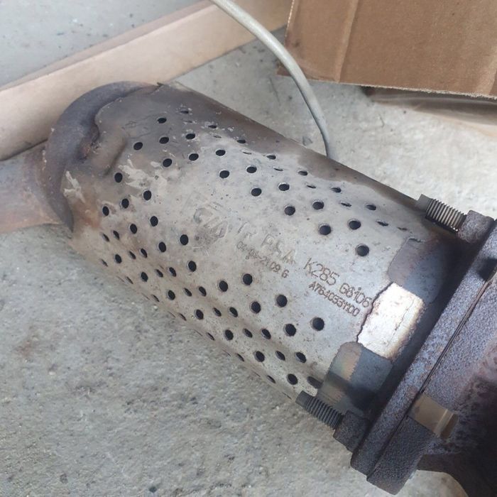 Peugeot 206 1.4 benzyna 8 zaworowy kolektor wydechowy z katalizatorem