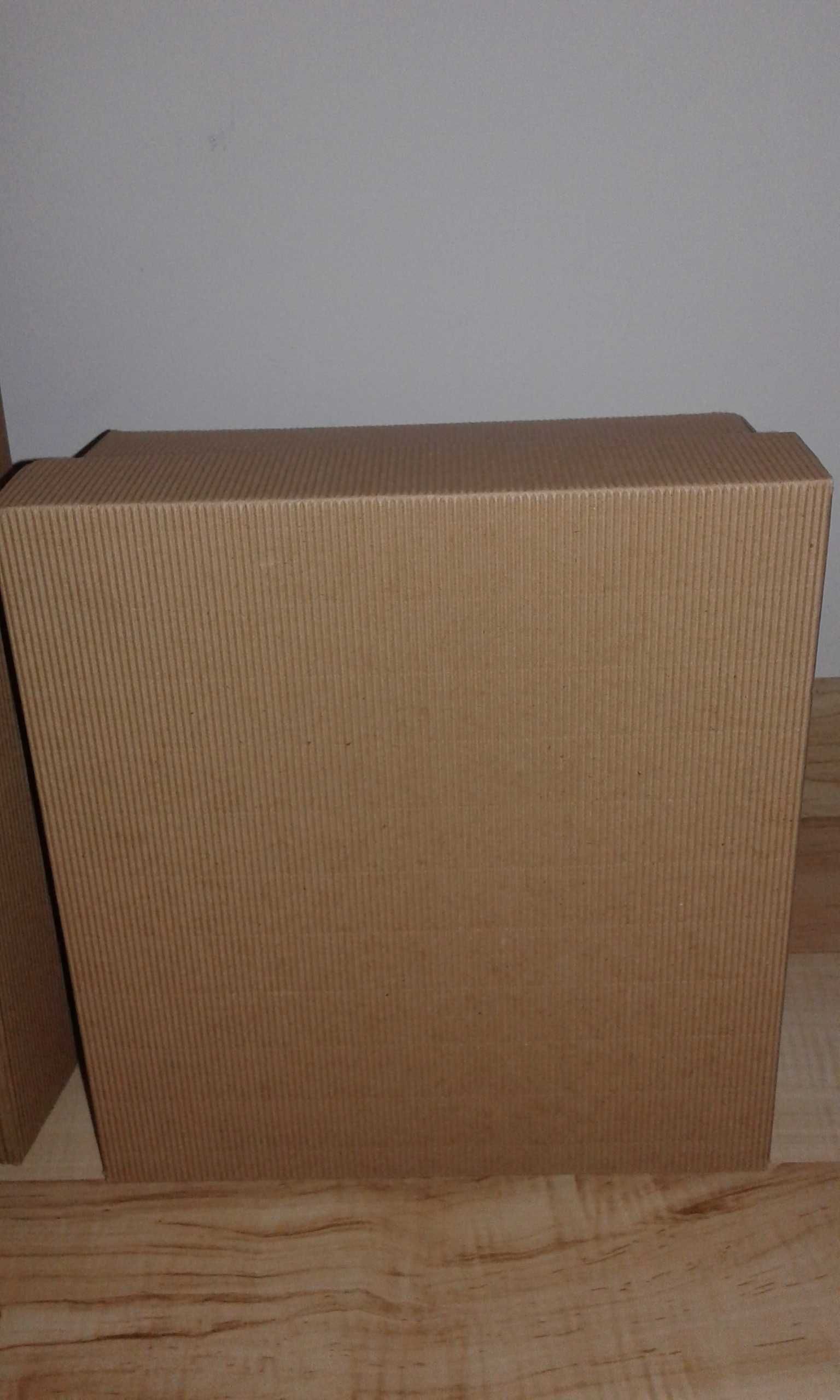 dwa pudełka prezentowe z tektury falistej