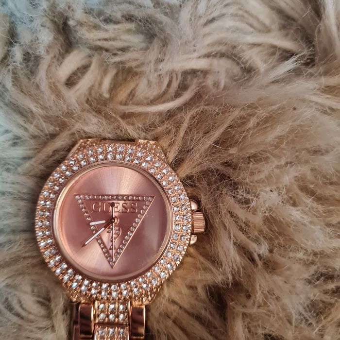Guess zegarek różowe złoto z kryształkami i regulacją złoty
