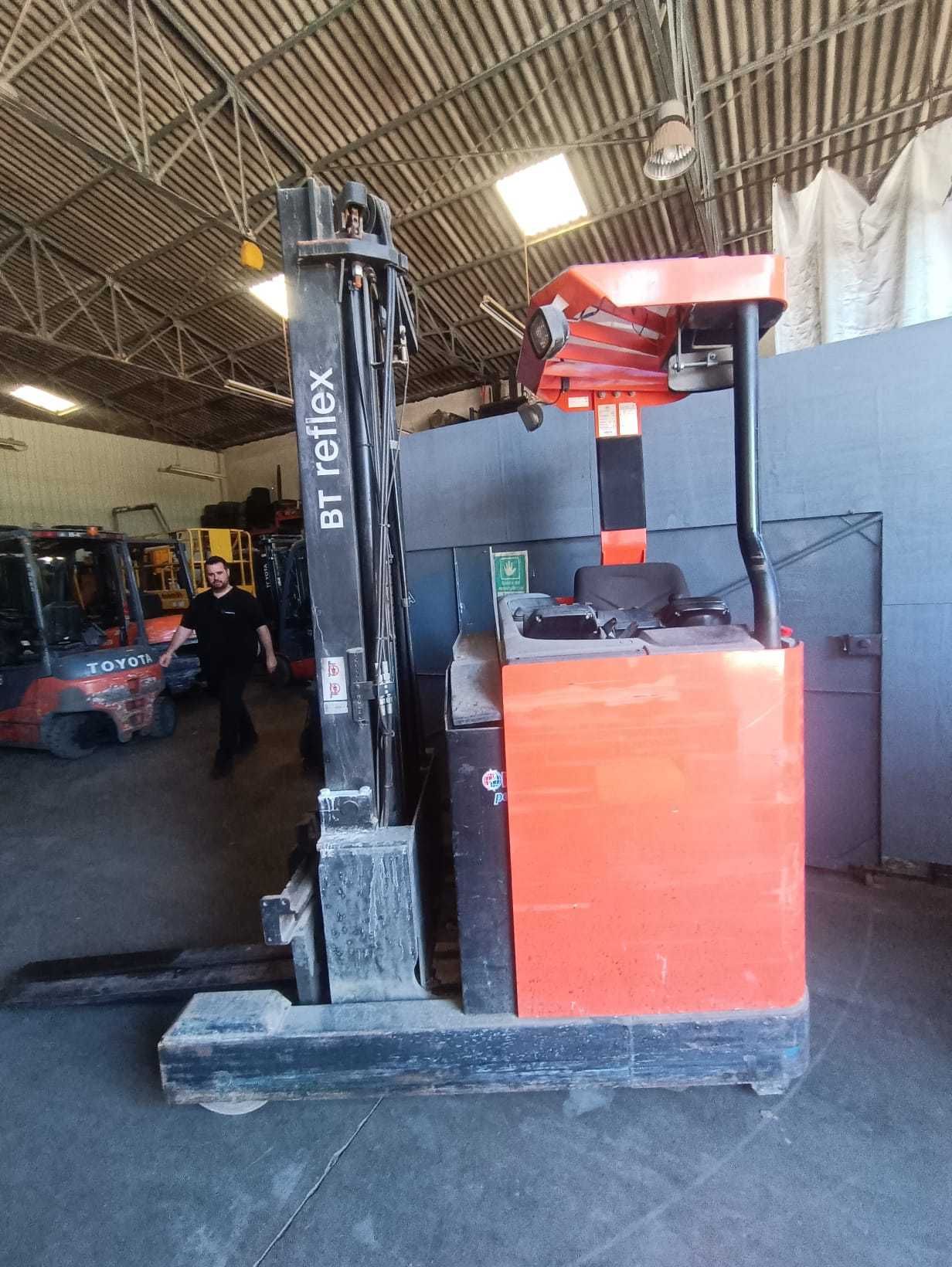Empilhador  /Retratil  Mastro com elevação 5.700mm