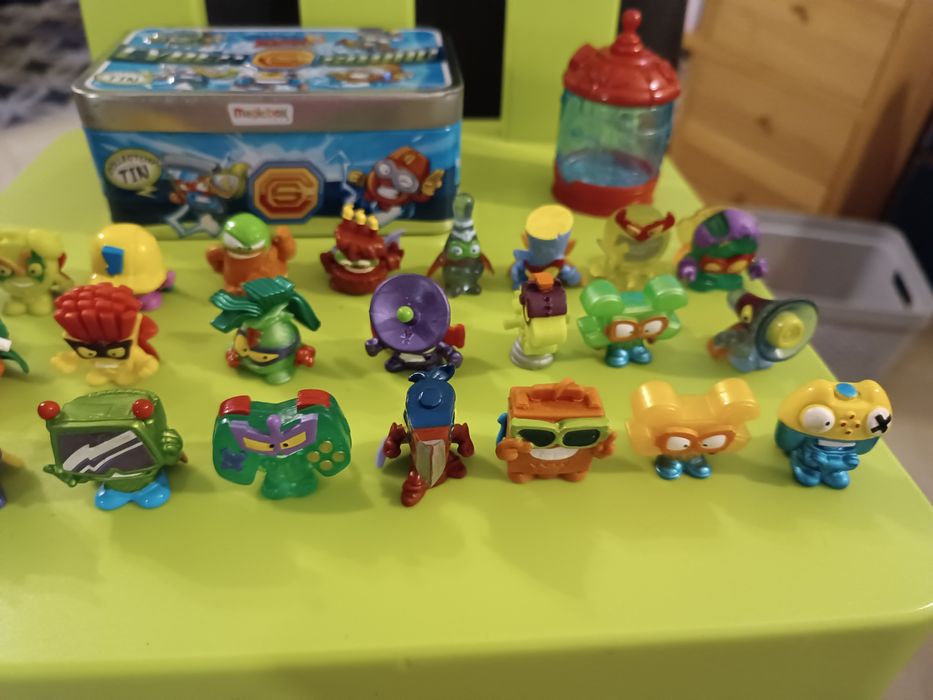 Zestaw zingsow z metalowym pudełkiem.