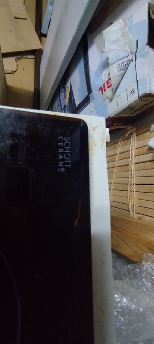 Placa com móvel e forno.