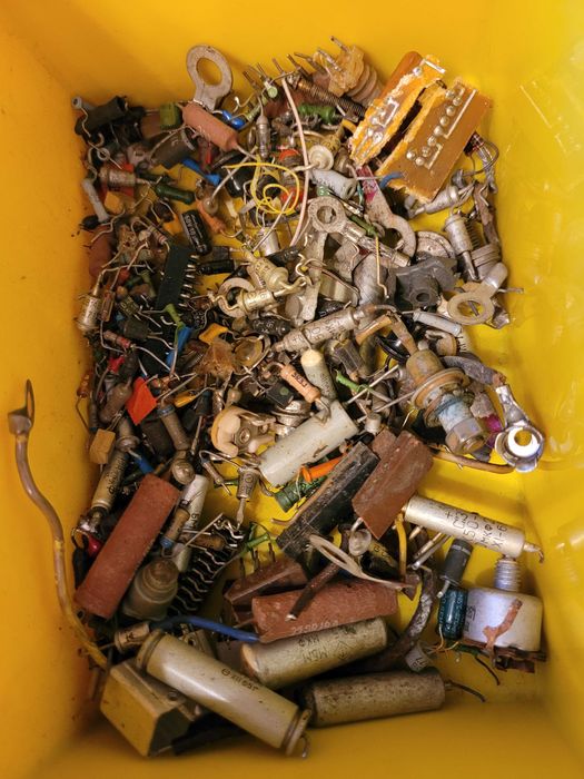 Кремниевые триоды, микросхемы, конденсаторы, сопротивление-резисторы.