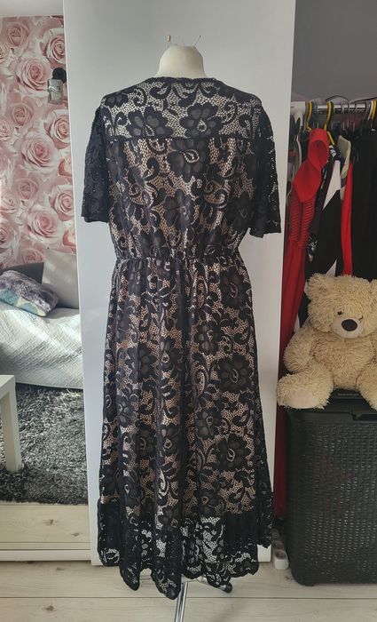 Czarna koronkowa sukienka midii na beżowej podszewce 46