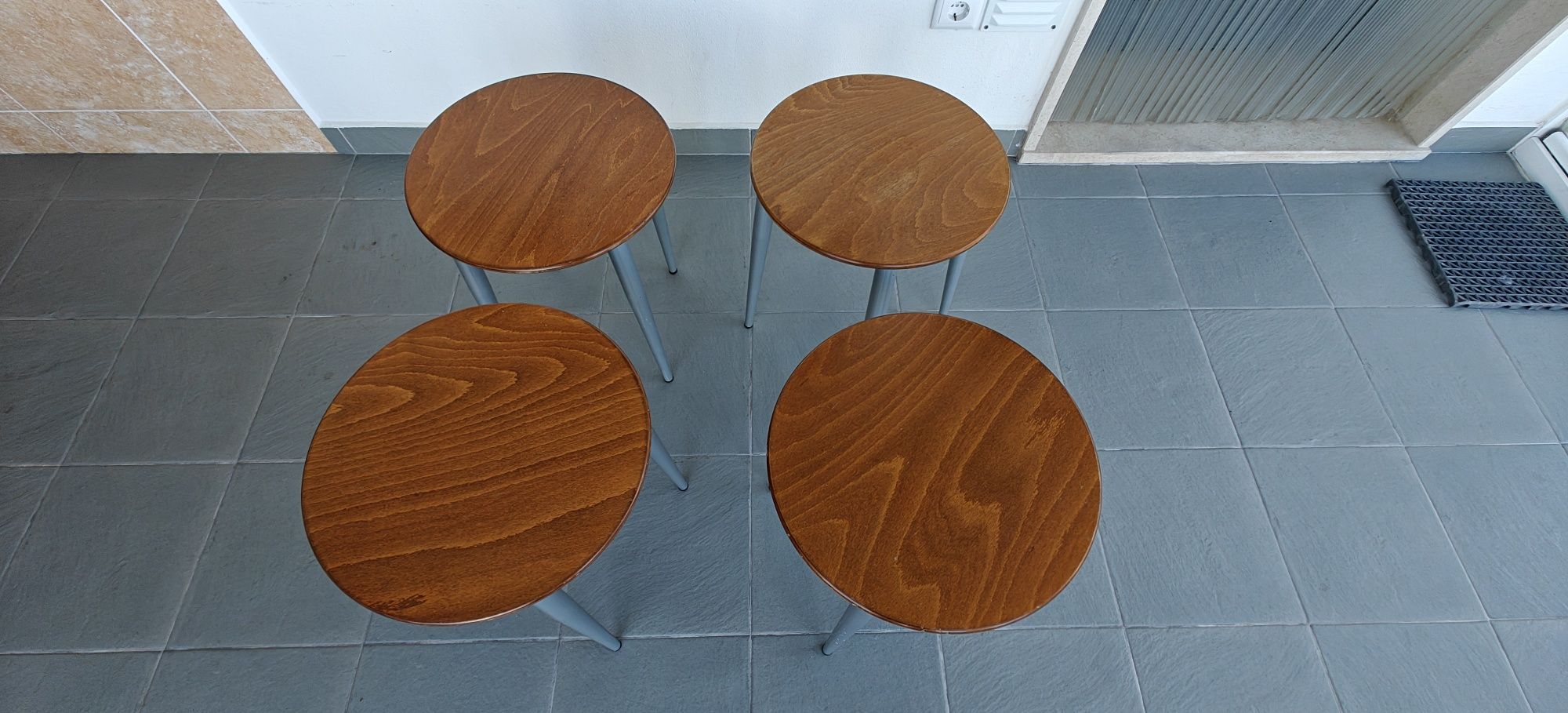 Mesa de cozinha e 4 bancos