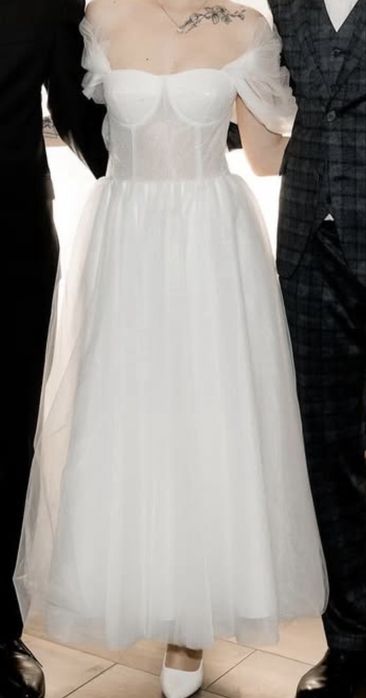 Весільна сукня білого кольору