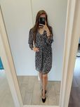 Ciemna sukienka letnia z siateczkowymi rękawem ze ściągaczem falbanka