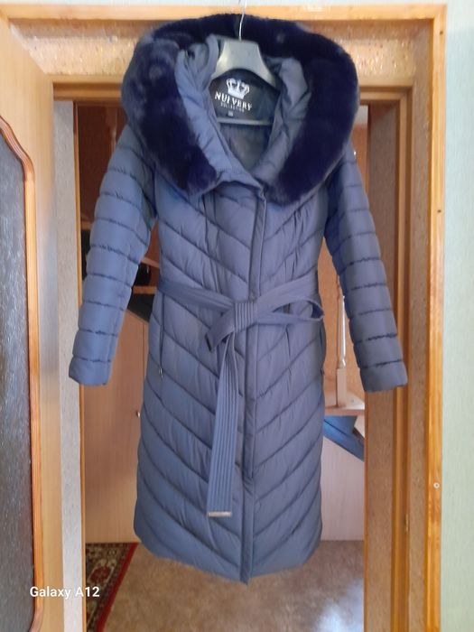 Зимове пальто (пуховик) , темно-синього кольору.