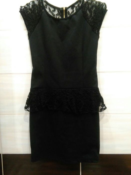 Sukienka czarna z koronkową baskinką r.s