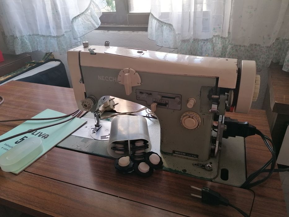 Máquina costura com móvel, pedal e motor