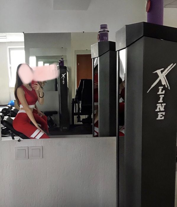 Червоний спортивний костюм – топ і лосини з білими вставками