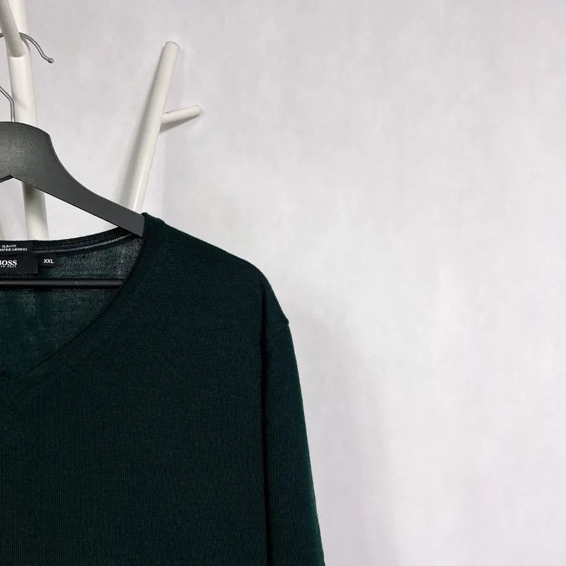Sweter/sweterek w serek z wełny merino Hugo Boss