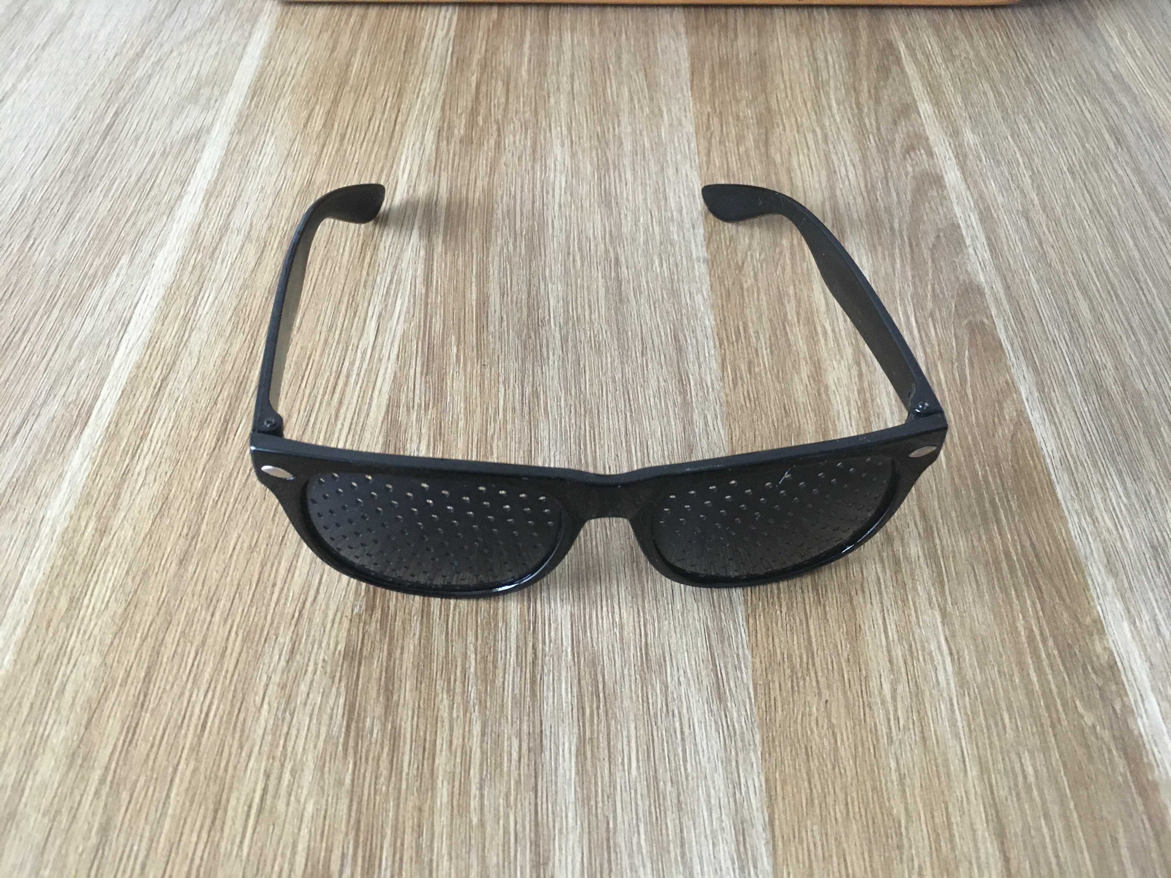 Dziurkowane okulary marki Optica Brille