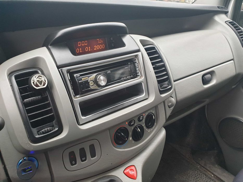 OPEL VIVARO 2,5 CDTi 135km blaszak klimatyzacja zarejestrowany w PL