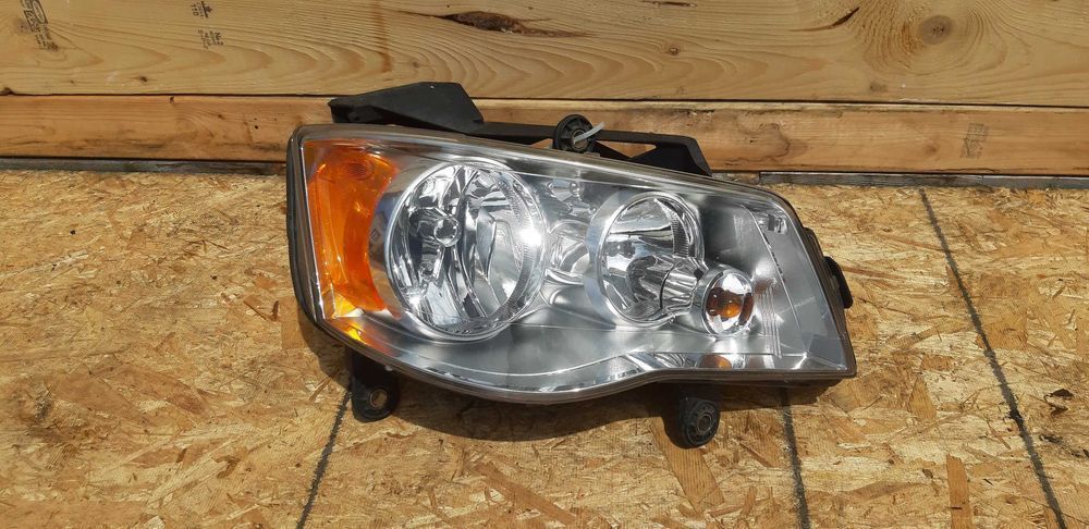 Lampa przednia Chrysler Voyager 11-18r prawa oryg