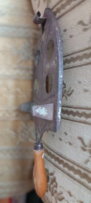 Zabytkowa metalowa podstawka pod żelazko.