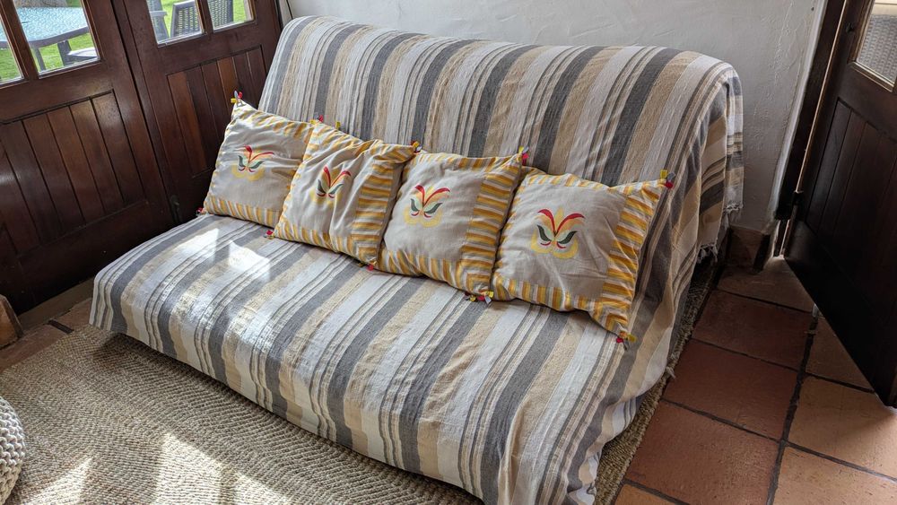 Sofá cama baixo em madeira