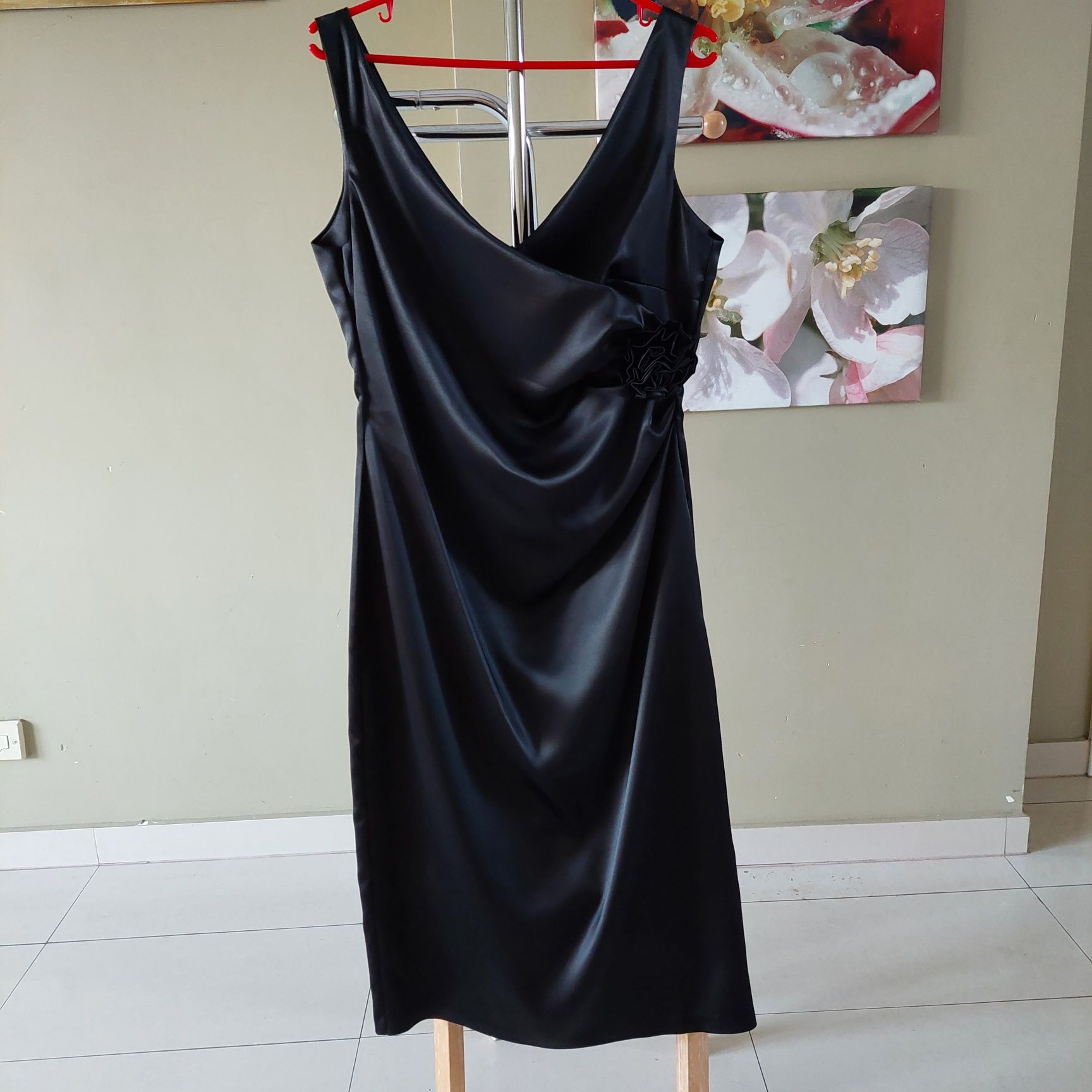 Czarna sukienka z delikatnym połyskiem firmy Nuance rozm 40