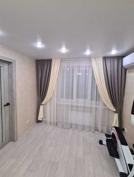 комплект штор двоколірних мікровелюр пошитих на тасьмі