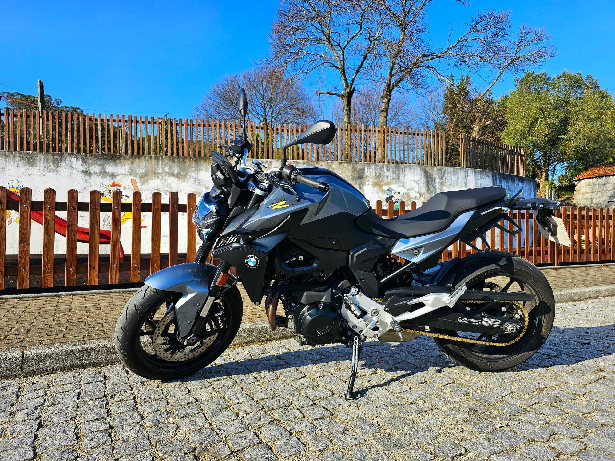 BMW F900R 2023 ABS com apenas 2.445km, extras e em condição excelente!