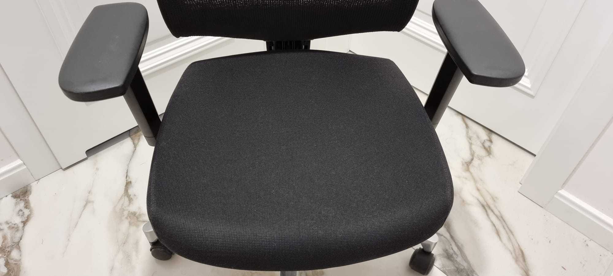 Fotel biurowy Klöber czarny fotel ergonomiczny obrotowy