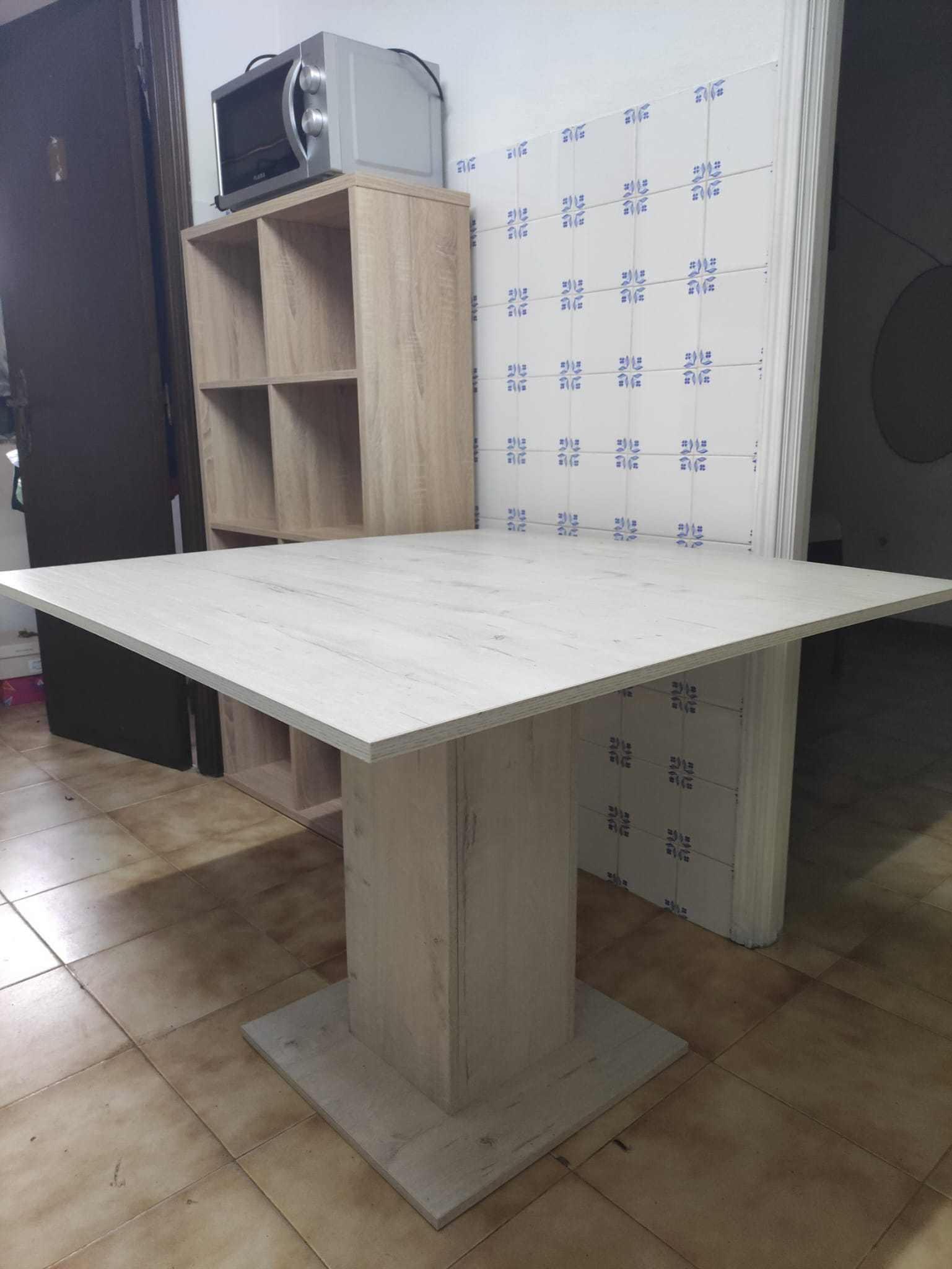 Duas cadeiras e mesa quadrada