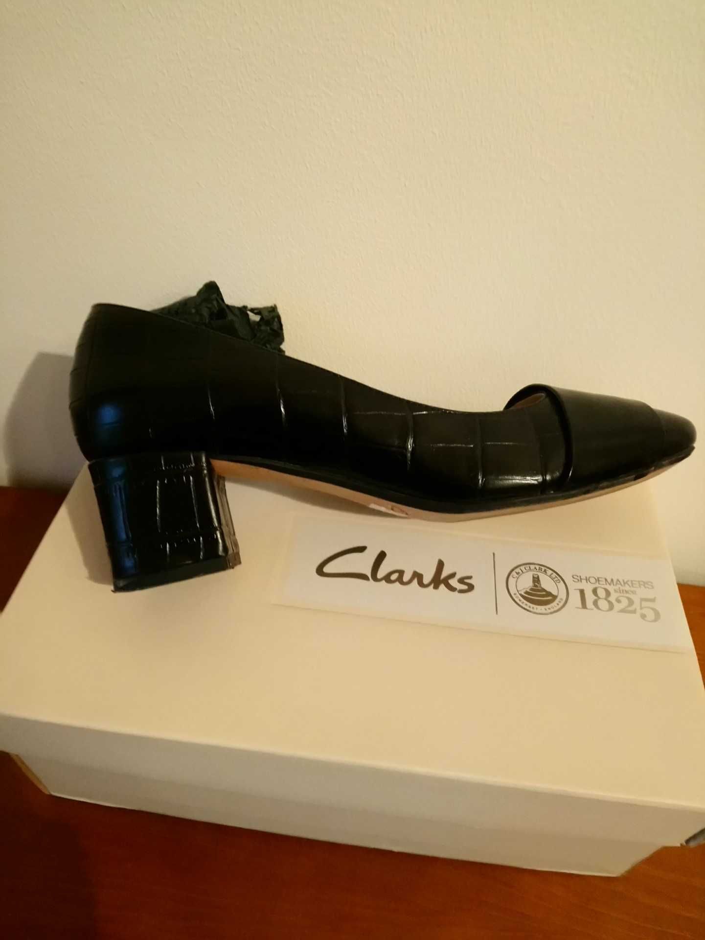 Sapatos em pele da marca Clarks