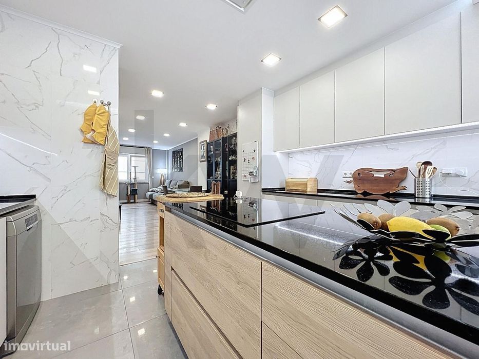 Vende Apartamento T3 (5 assoalhadas) Reabilitado com Varanda e Terraço