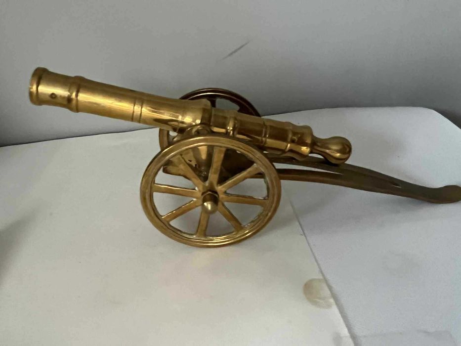 Mosiężna armata figurka