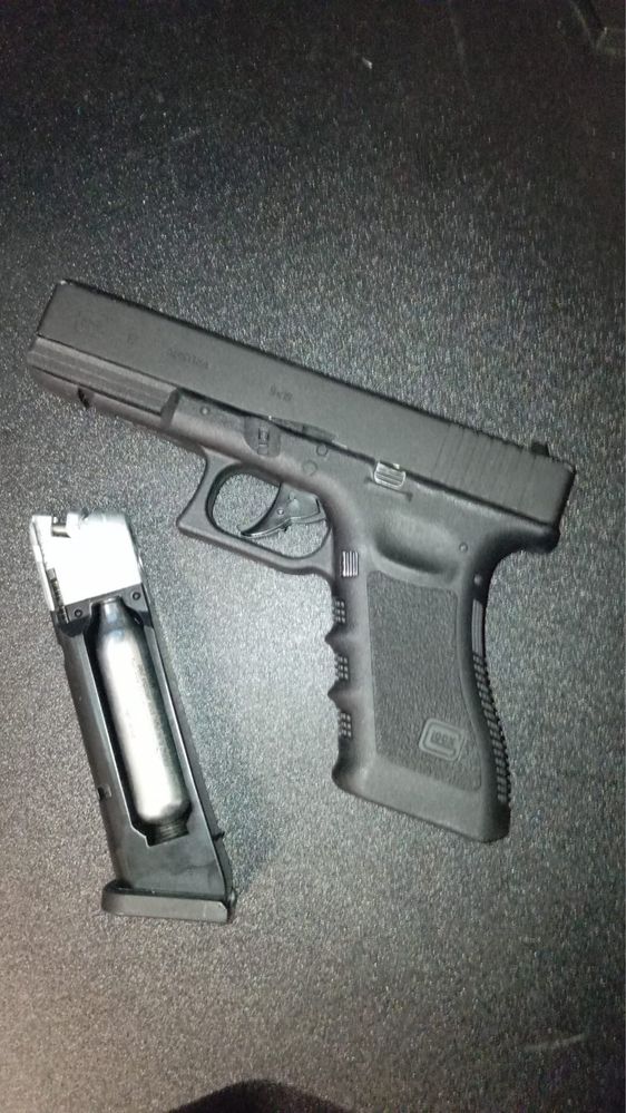 Glock 17  airsoft CO2