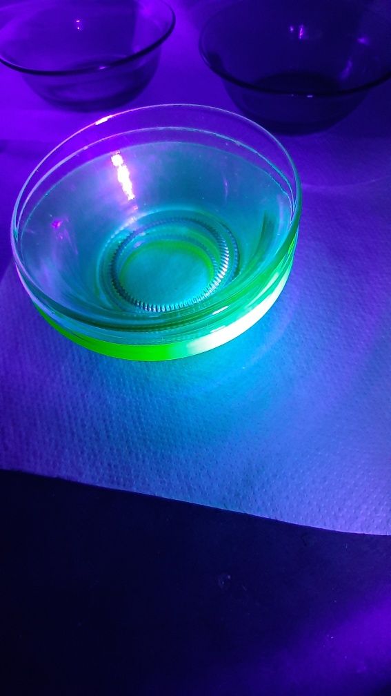 Komplet ślicznych 6-ciu miseczek z szkła uranowego,świecą UV.