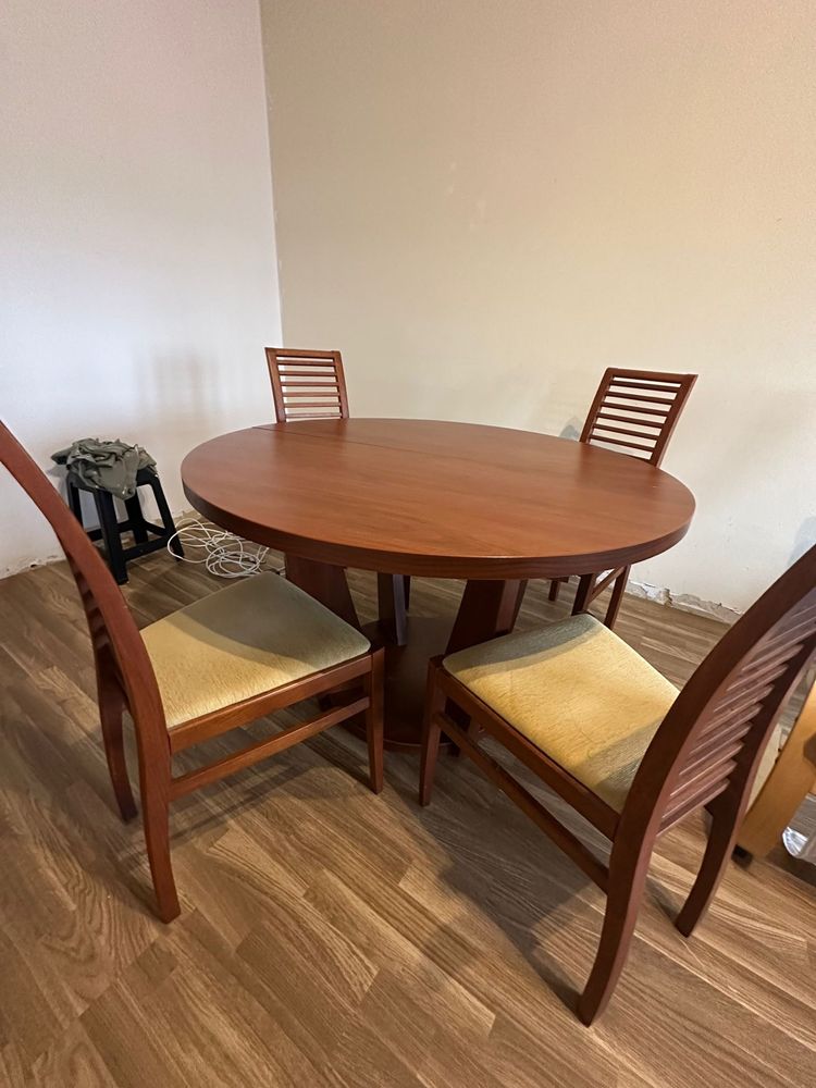 Mesa expansiva com 4 cadeiras