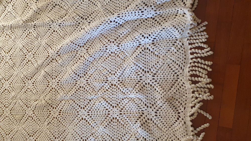 Colcha e toalha de croché e Panos de linhos bordados