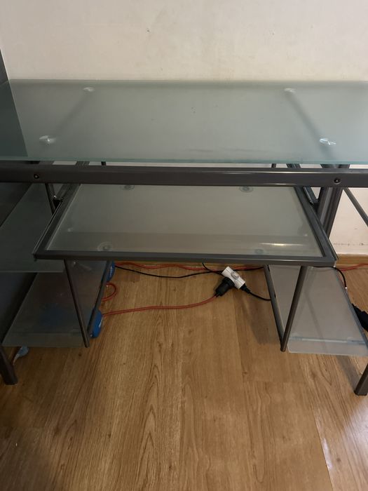 Mesa de vidro com gaveta