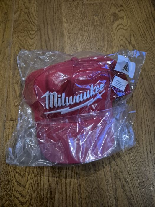 Czerwona czapka z daszkiem Milwaukee