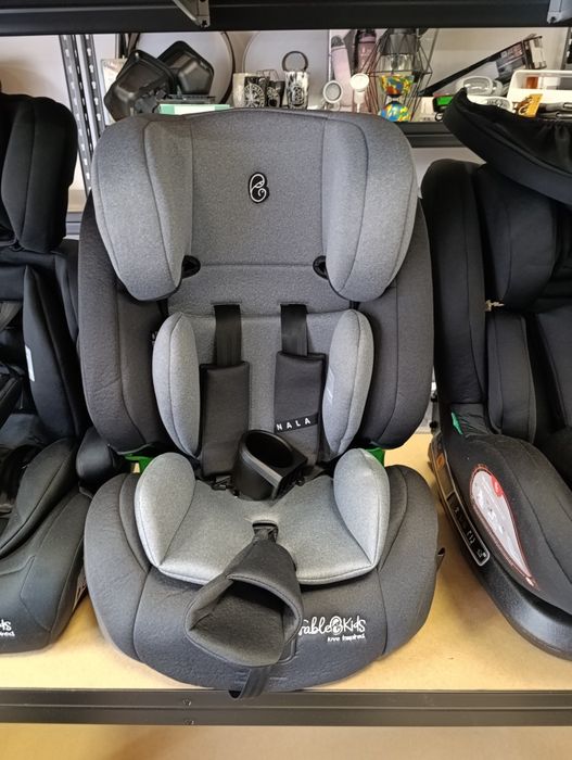 Nowy fotelik dziecięcy z ISOFIX