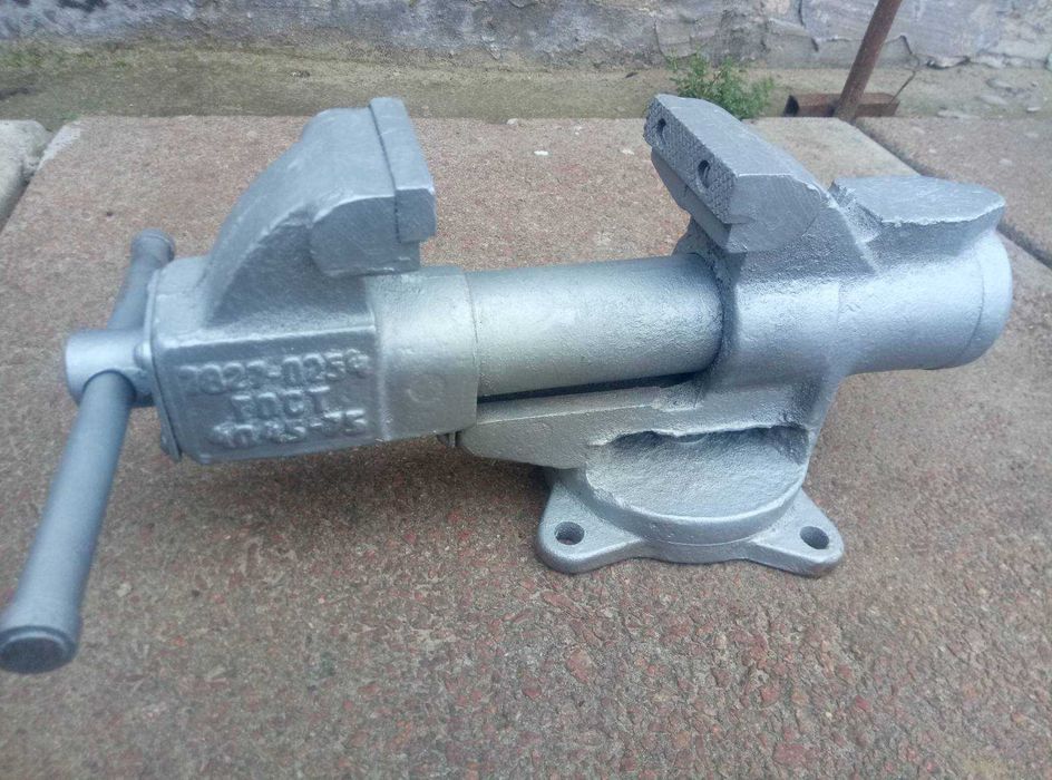 Тиски слесарные настольные