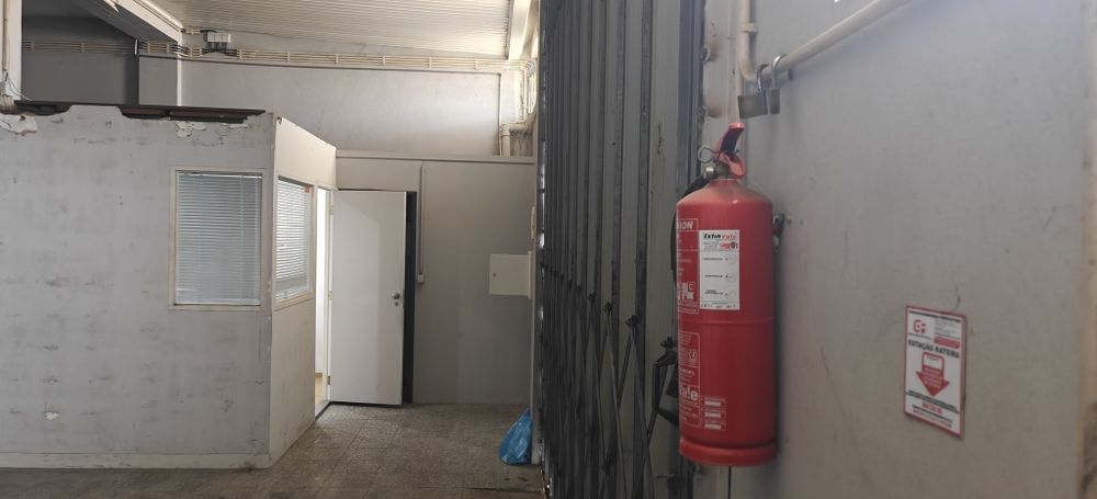 Partilho aluguer 87 m2 armazém
