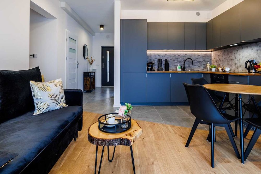 Szeregówka całkowicie umeblowana i wyposażona z ogrodem i parkingiem