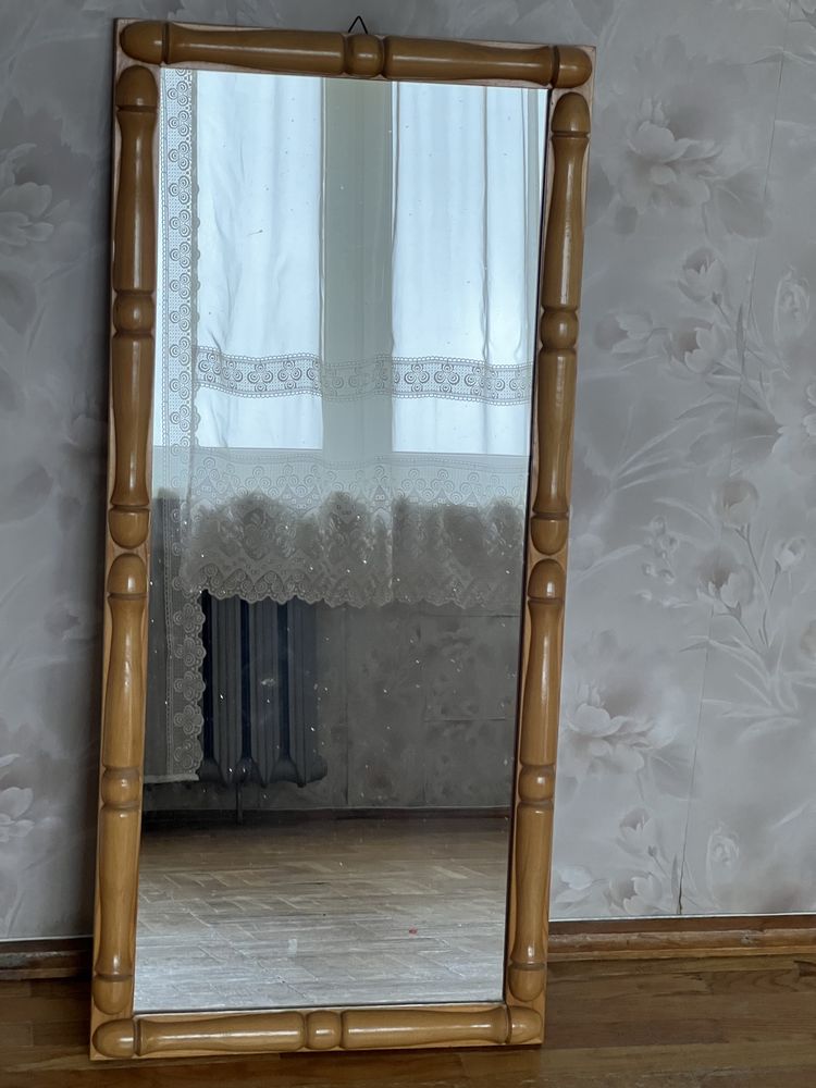 Lustro z drewnianą ramą czasy PRL