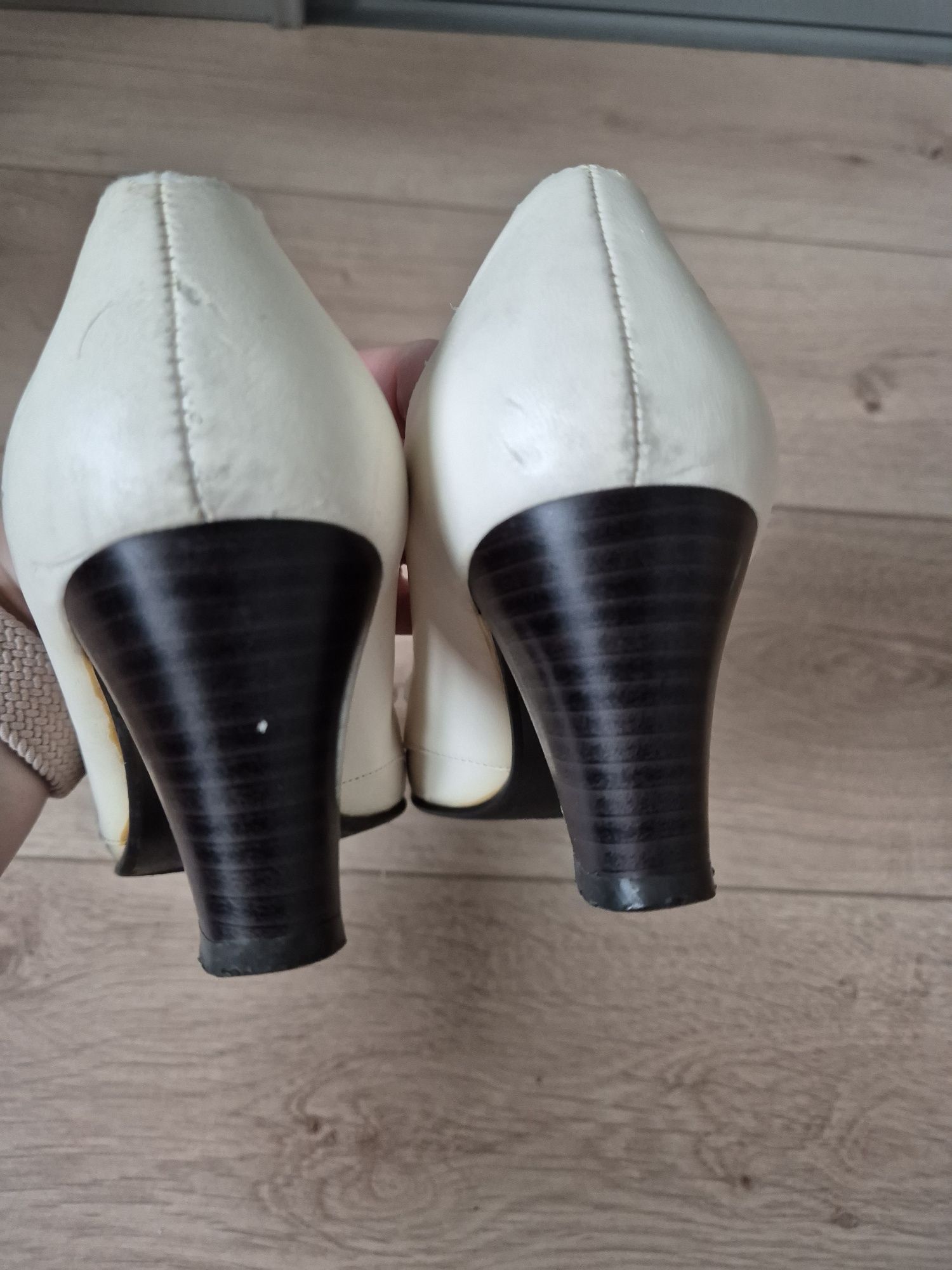 Buty na obcasie kremowe Guoyao 39 używane
