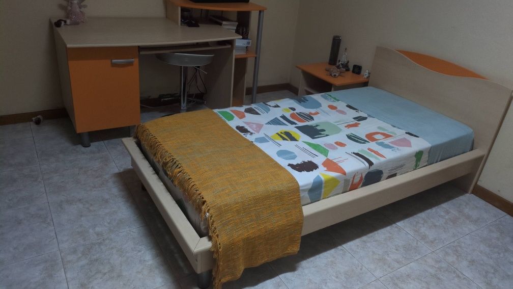 Quarto criança ( Cama, Secretária, Mesa de Cabeceira, Aparador)